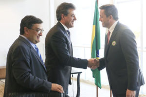 O governado Beto Richa recebeu em seu gabinete, no Palácio Iguaçu, em Curitiba, o vice-presidente e o diretor geral da Sanofi Pasteur, Guillaune Leroy e Ubert Guarino, respectivamente, os secretários da Saúde Michele Caputo e da Comunicação Social, Márcio Villela, além do diretor geral da SESA, Sezifredo Paulo Alves Paz. N/F: o vice-presidente da Sanofi Pasteur, Guillaune Leroy. Curitiba, 16-06-16. Foto: Arnaldo Alves / ANPr.