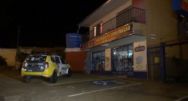 Dois homens Armados Assaltam uma Residência em Cascavel-PR