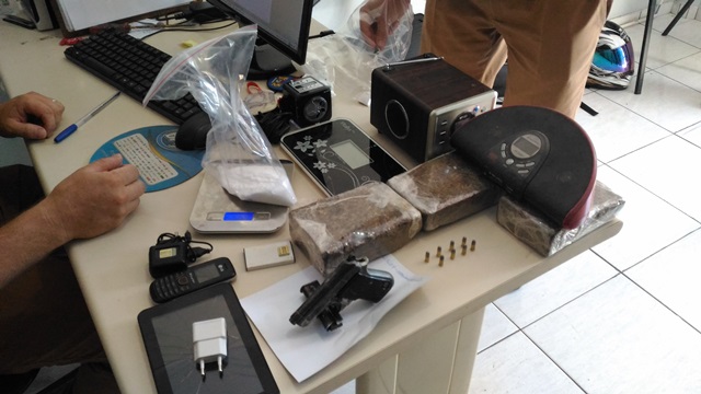 PM apreende menores com arma, drogas e motos furtadas
