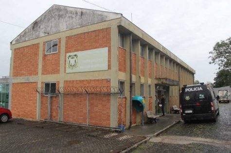 Adolescente pega mãe com o namorado e comete homicídio