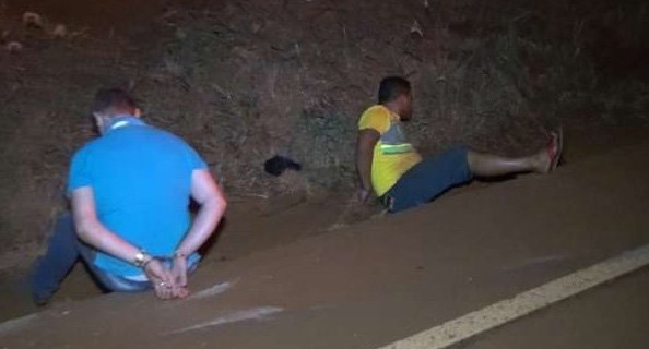 Bandidos capotam carro ao tentar fugir de abordagem na PR-486