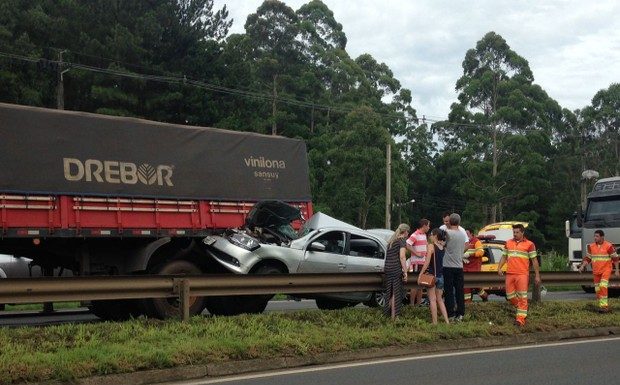 Acidente com o envolvimento de caminhões e carros deixa dois feridos