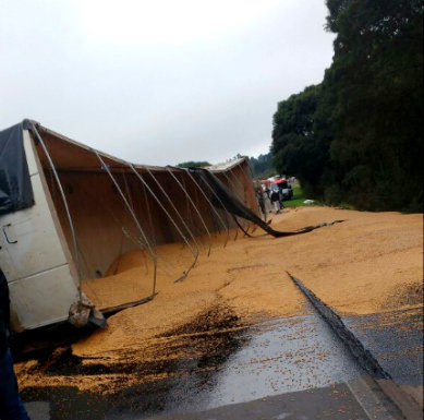 Carreta tomba entre o trevo de saída de Clevelândia-Pr