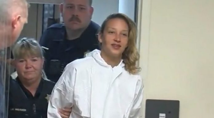 Mulher amarra as três filhas, esfaqueia a mais velha e coloca fogo em casa- EUA